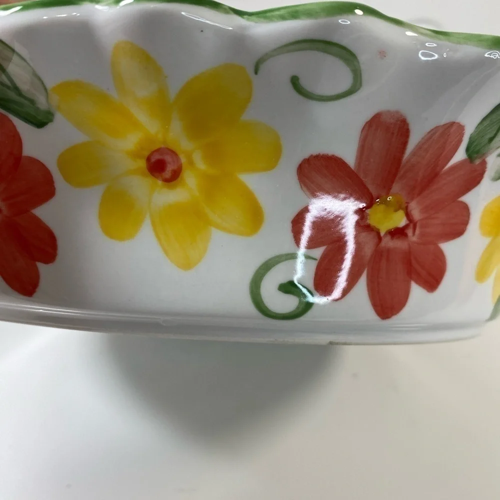 TEMPTATIONS BY TARA PRETTY RAISED FLORAL SM. BAKING DISH W/ WIRE & RATTAN HOLDER